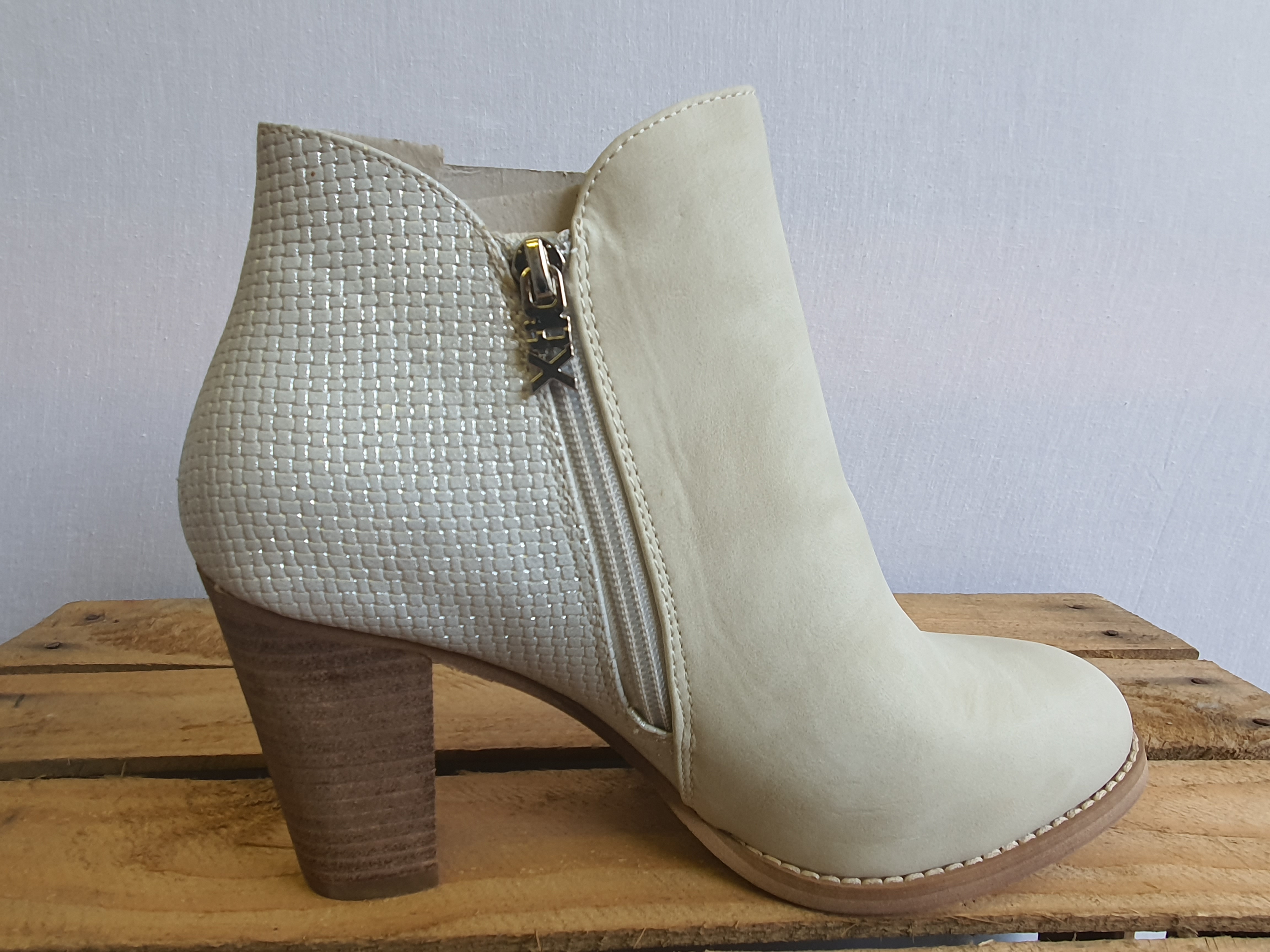 XTI Basic Silver & Cream Ankle Boots Size UK 6.5 - NEW