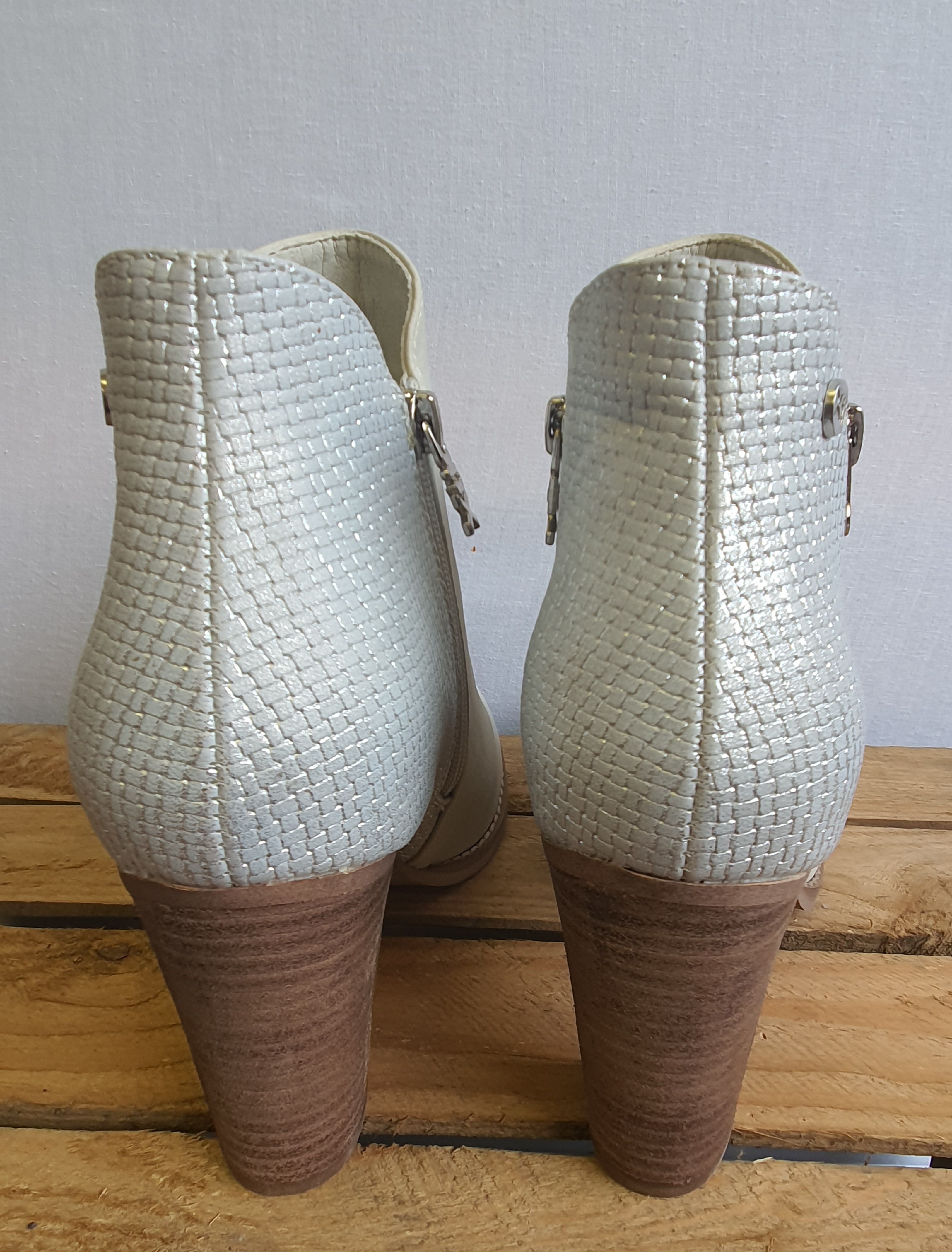 XTI Basic Silver & Cream Ankle Boots Size UK 6.5 - NEW
