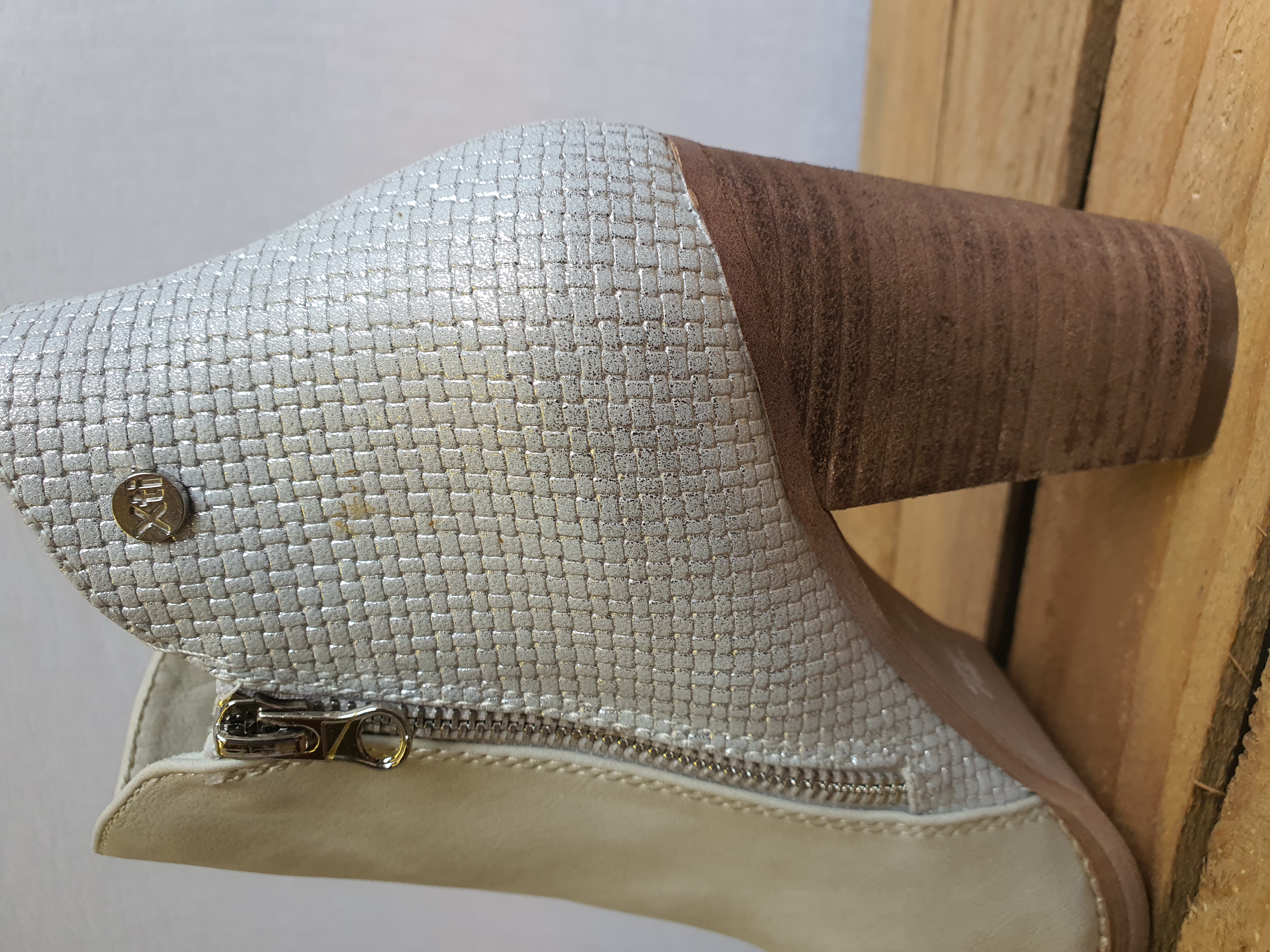XTI Basic Silver & Cream Ankle Boots Size UK 6.5 - NEW