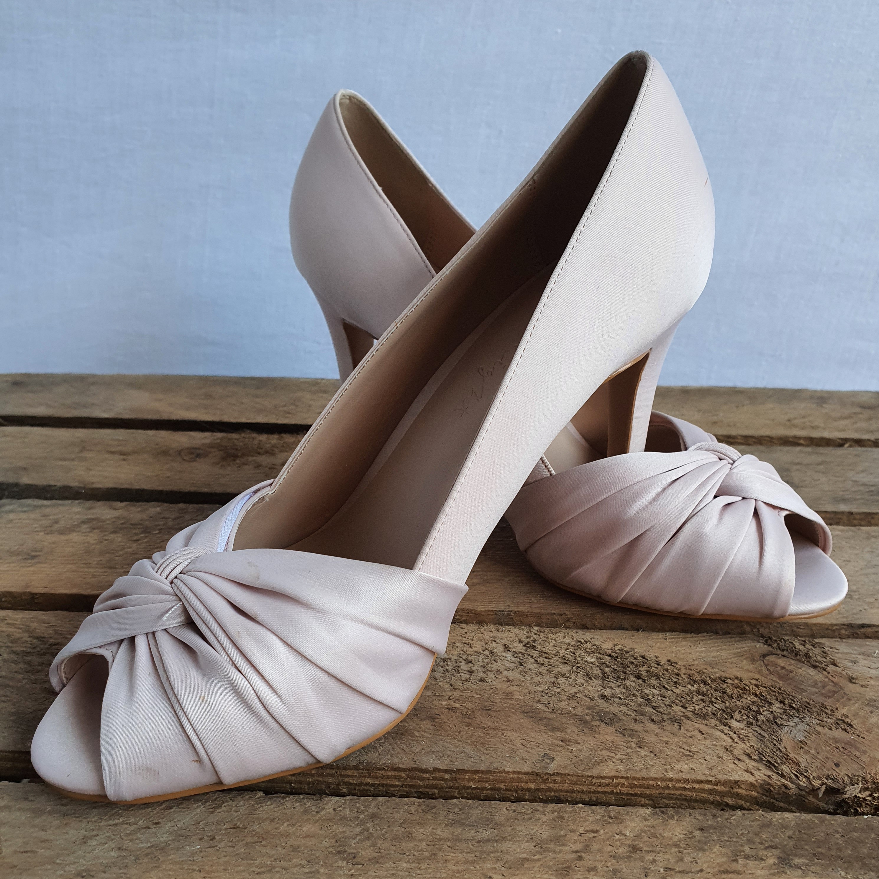 PHASE EIGHT Cream Fabric Knot Design 3" Heels Size UK4