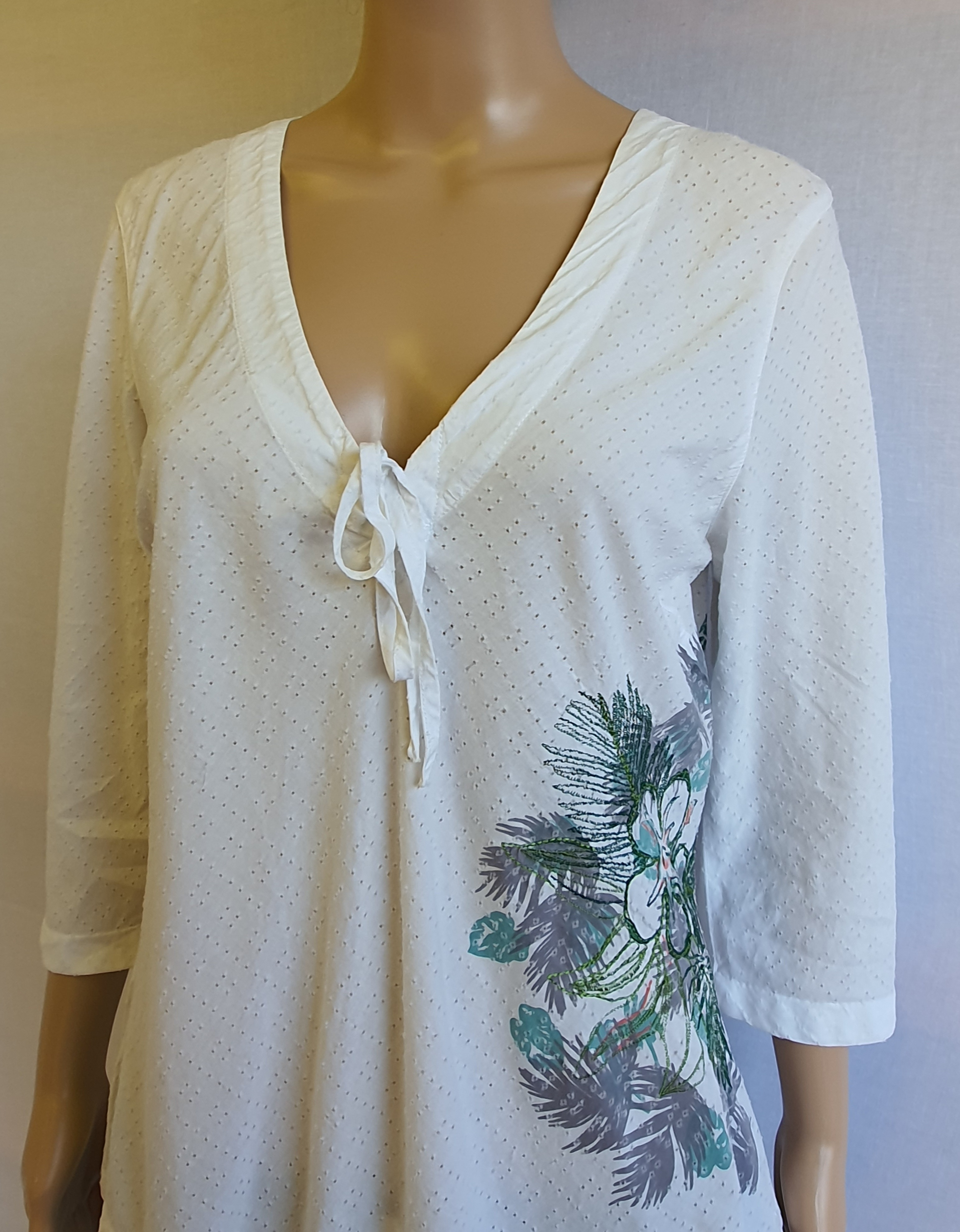 FATFACE White and Flower Design 3/4 Sleeve top Size UK12