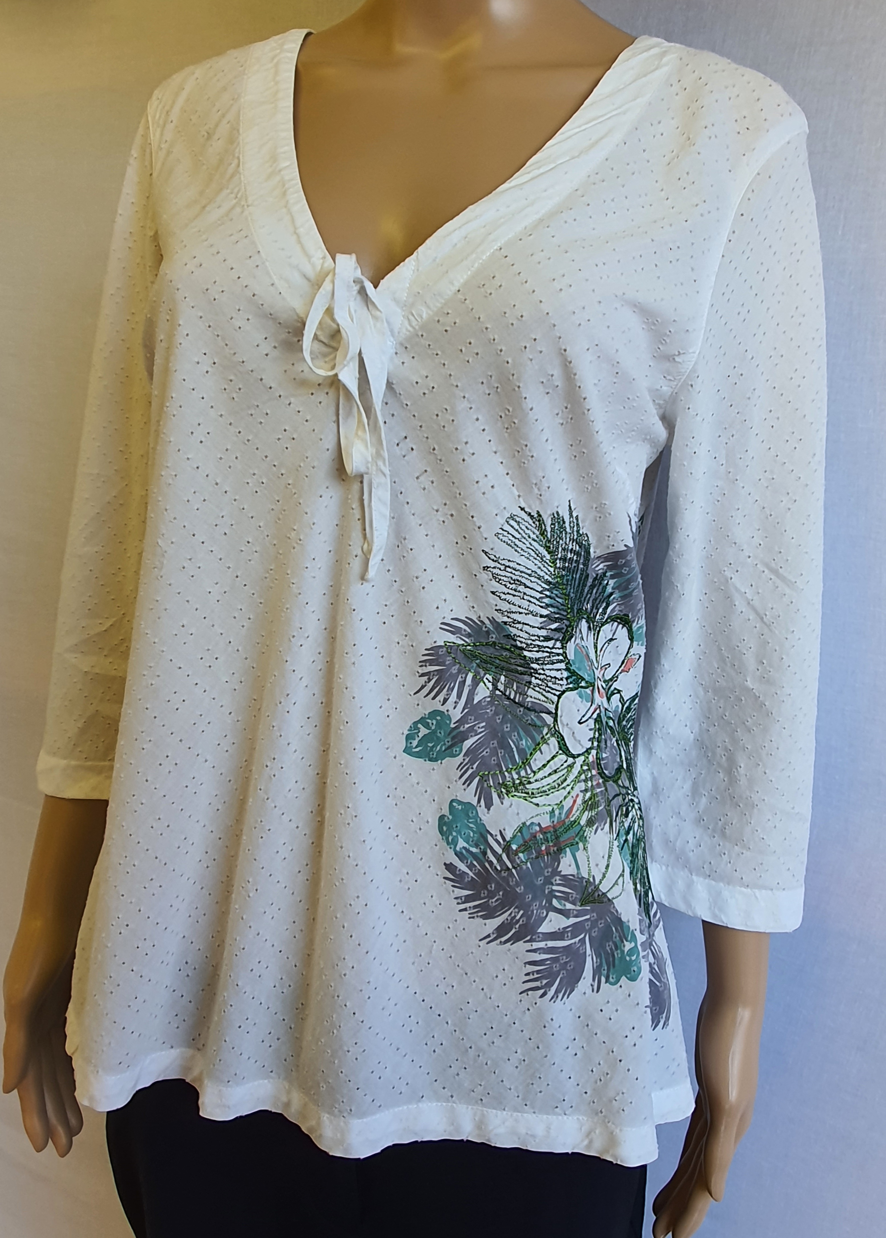FATFACE White and Flower Design 3/4 Sleeve top Size UK12