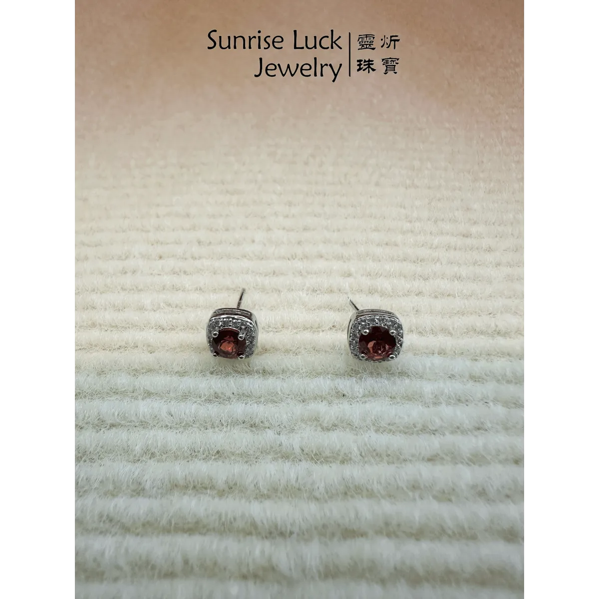 赤曜方華耳釘 Crimson Radiance Square Earrings