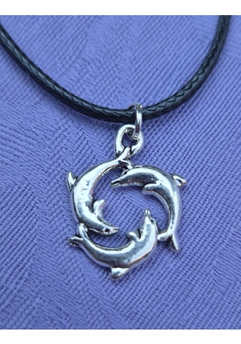 Ring of Dolphins neckla..