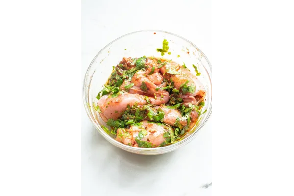 Marinades vs Sauces: Why Some Dishes Need One — and Some Don’t