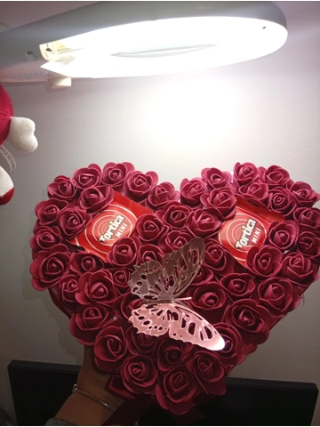 Romantični buket u obliku srca od spužvastih ružica 