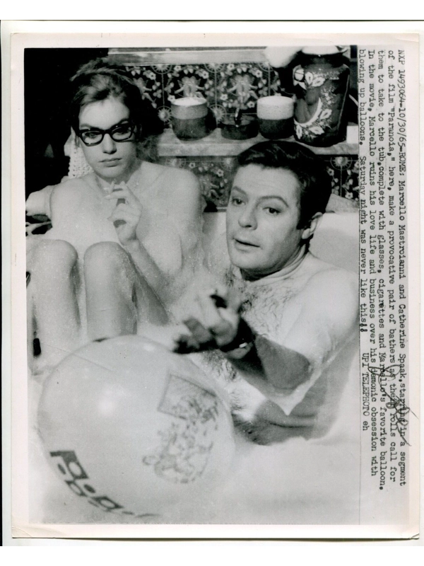 Man With Balloons Catherine Spaak Marcello Mastroianni Bath Press Photo 1965
