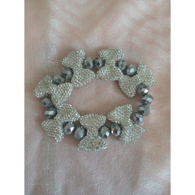Sparkling bow beaded bracelet