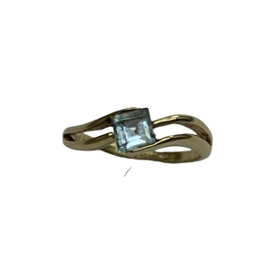 Anillo Solitario Bypass en Oro Amarillo 14K – Topacio Azul