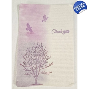 Minimalistische aquarelkaart met boom en vogels