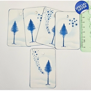 Minimalistische kerstlabels met blauwe boom en maan