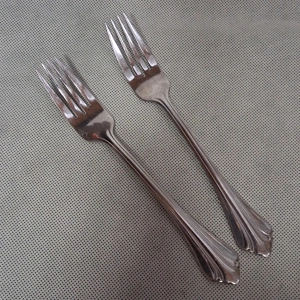 Oneida Gwendolyn Salad Forks 2 Stainless Steel 7 1/4