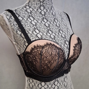 Victoria's Secret Very Sexy Push Up Bra 36D Black Floral Lace Nude Padded Cups