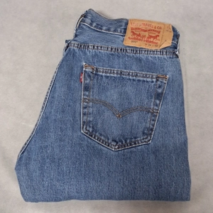 Levi's 501 Blue Jeans Men's 34x32 Medium Wash Straight Leg Button Fly CW-3518