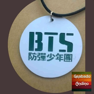 collar BTS con logo en coreano collar BTS con logo en coreano