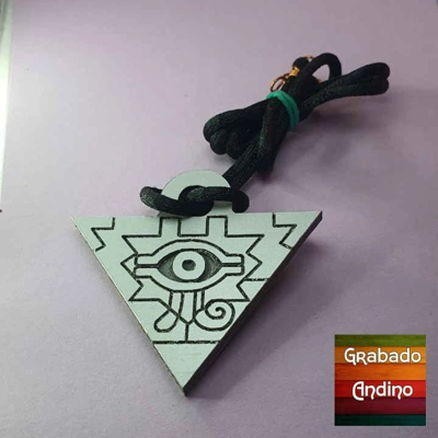 collar yu-gi-ho piramide con ojo de horus collar yu-gi-ho piramide con ojo de horus