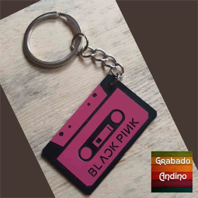 llavero black pink logo cassette