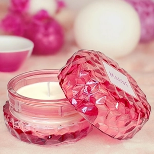 Scented candle in pink diamond macaron jar