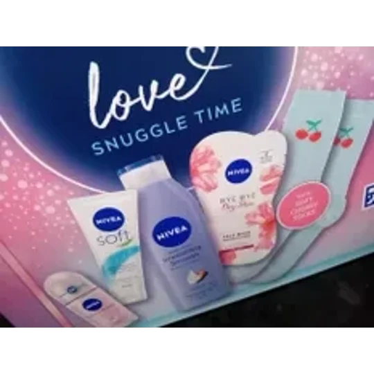 NIVEA Snuggle Up With Love Pampering Gift Set