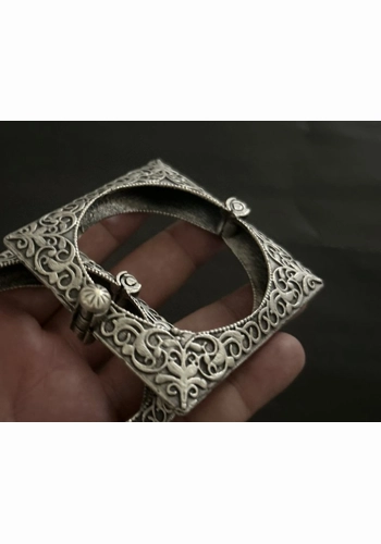 Mehreen Vintage Square Kada (Comes as 1 Kada)