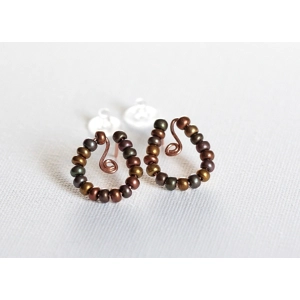 If you love an earthy, bohemian feel, these earrings are just what you need. They’re hand-forged from copper wire in a teardrop post/stud design, and I’ve added some Czech seed beads that catch the light beautifully. The beads create a delicate sparkle, featuring a gorgeous mix of earthy, muted autumn shades of gold, copper, red, and green.  A little swirl accent has been added to enhance the design.

MEASUREMENTS: Length is 3/4