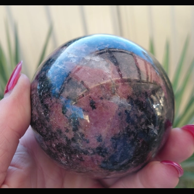 Garnet in arfvedsonia