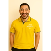 Tipo Polo hombre Waf Fit color amarilo Logo Bordado