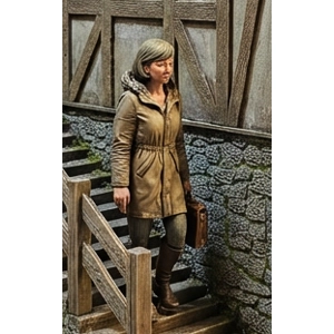 Lady Walking Up Steps Figure G Scale & LGB