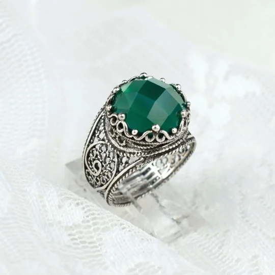 Filigree Art Green Agate Gemstone Crown Design Women Silver Cocktail Ring
