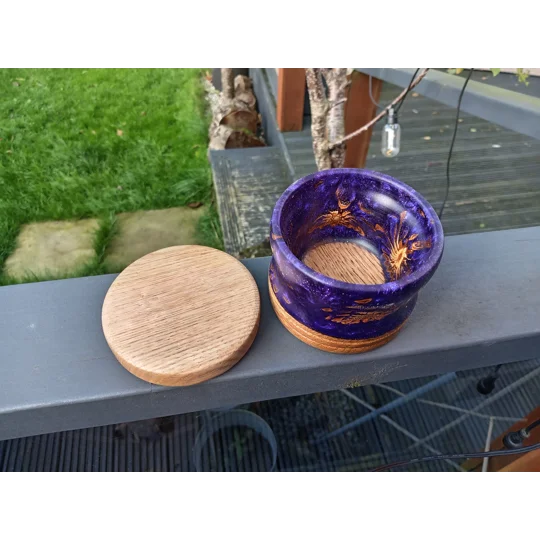 Trincate box, made rom oak, resin and pine cones