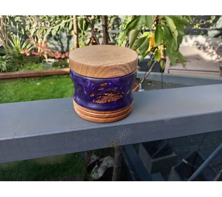 Trincate box, made rom oak, resin and pine cones