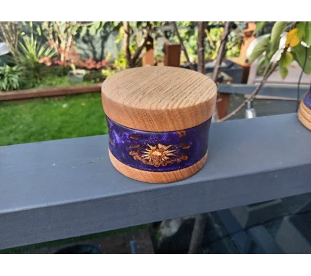 Trincate box, made rom oak, resin and pine cones
