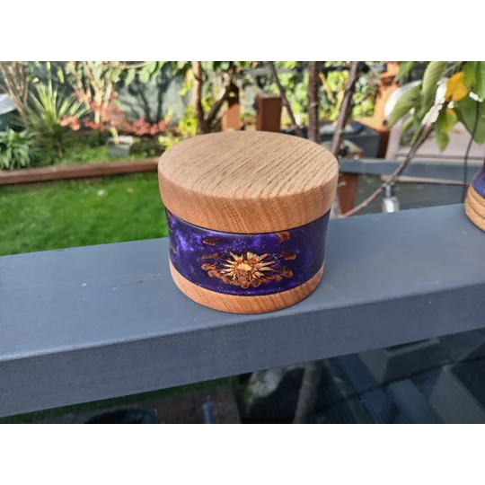 Trincate box, made rom oak, resin and pine cones