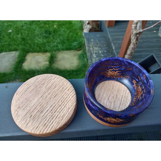 Trincate box, made rom oak, resin and pine cones