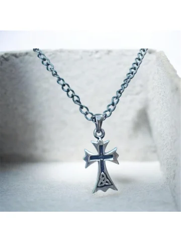 Sølvkors med Keltisk Triquetra. Et Symbol på Evighet