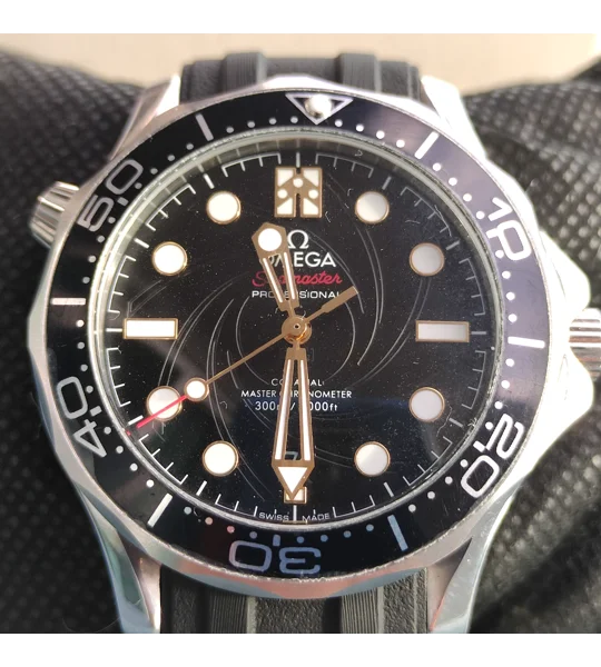Omega Seamaster Diver 300 M MINT COMPLETE SET Seamaster Diver 300M "James Bond" Black Dial Rubber 21