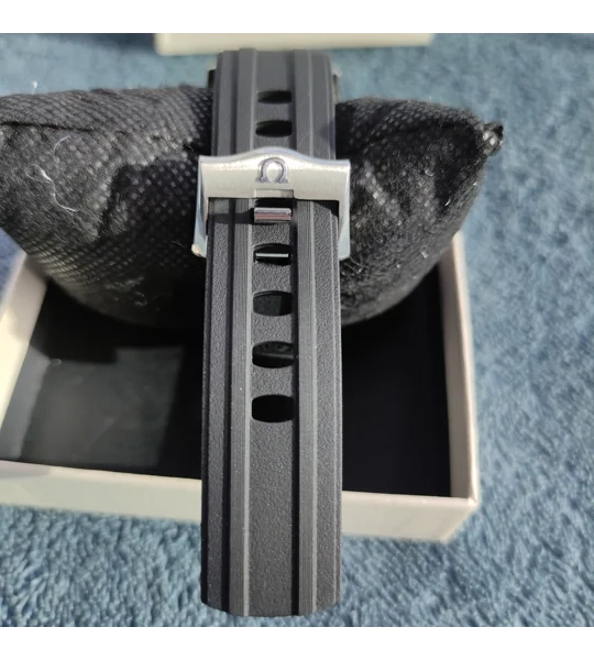 Omega Seamaster Diver 300 M MINT COMPLETE SET Seamaster Diver 300M "James Bond" Black Dial Rubber 21