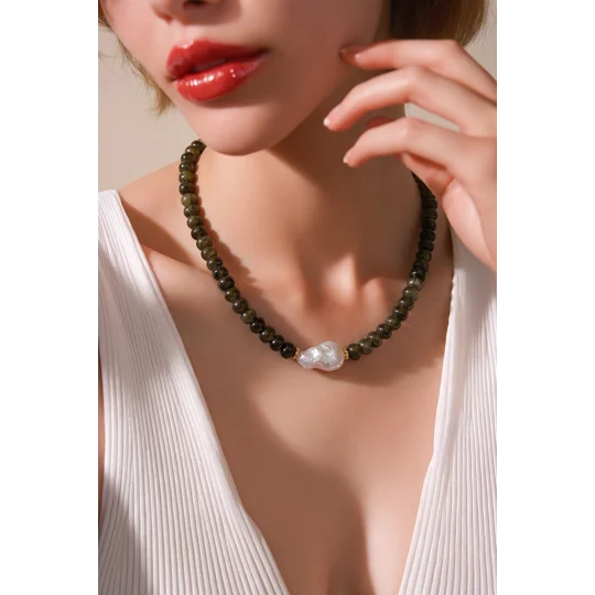 Forest Pearl – Πράσινο Κολιέ με Μαργαριτάρι / Green Glass Bead & Pearl Necklace