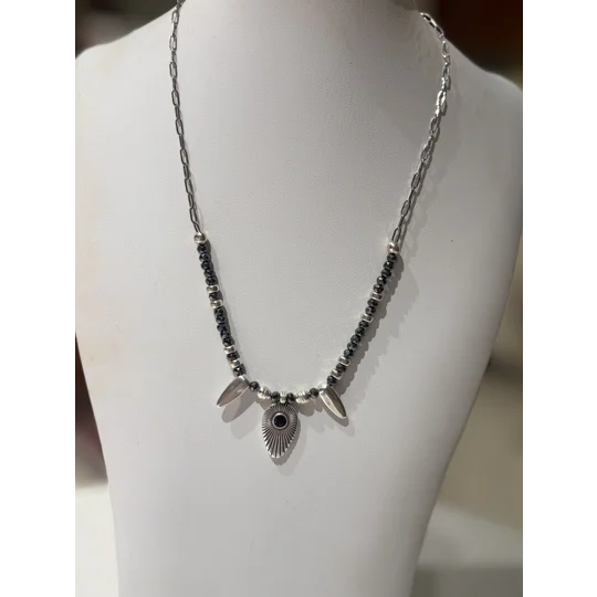 Κολιέ με Αιματίτη & Ασημί Στοιχεία | Hematite Necklace with Silver Details