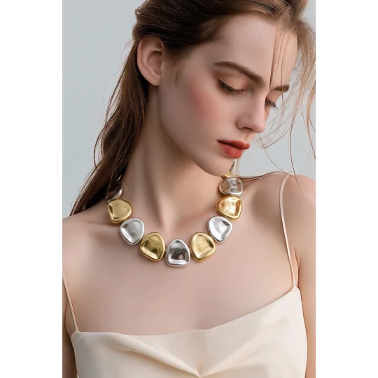 Duo Sculpt – Κοντό Κολιέ με Ασύμμετρα Στοιχεία / Duo Sculpt – Two-Tone Statement Necklace
