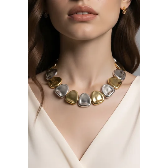 Duo Sculpt – Κοντό Κολιέ με Ασύμμετρα Στοιχεία / Duo Sculpt – Two-Tone Statement Necklace
