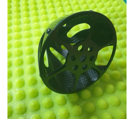 Lightweight carbon vented spinner