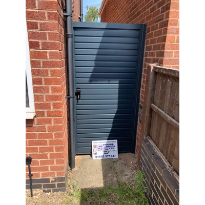 Modern Ribbed steel side gate