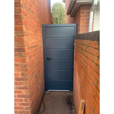 Modern Ribbed steel side gate