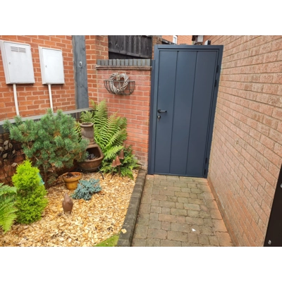 Modern Ribbed steel side gate