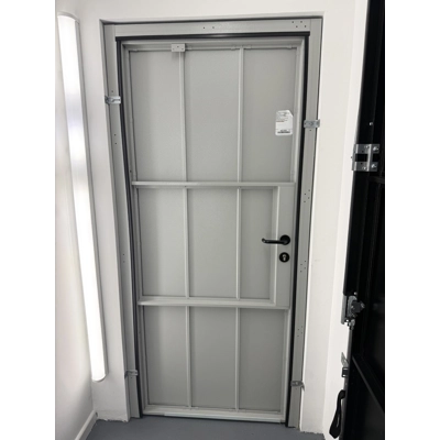 Modern Ribbed steel side gate