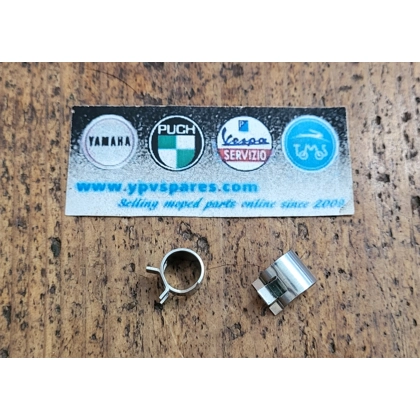 Fuel pipe Clips x2. For 10mm O.D pipe.