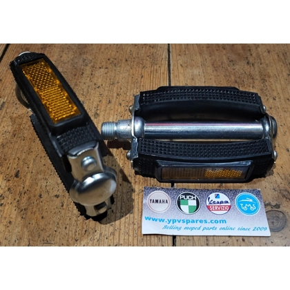 Black Union block pedal set with reflectors.