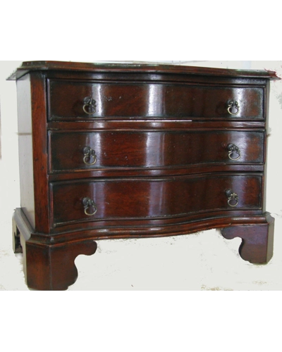 Chippendale Serpentine chest