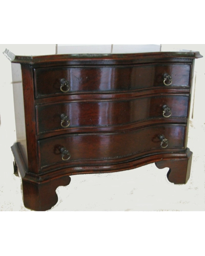 Chippendale Serpentine chest